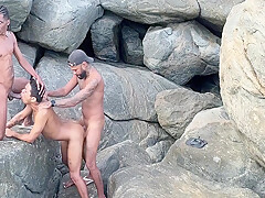 Acabei Vendo Esses Dois Na Maior Putaria Na Praia, E Acabei Nao Resistindo Em Observar E Me Juntei A Eles . Demos 2 Leitadas No Rabo Do Puto E Ainda Pediu Leite Na Boca E Tomou Tudo . 13 Min With Jhon Black