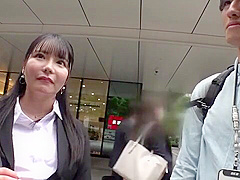 フレッシュ美人OLが2本の勃起チンポに囲まれフェラを堪能して、手マンされて潮吹き